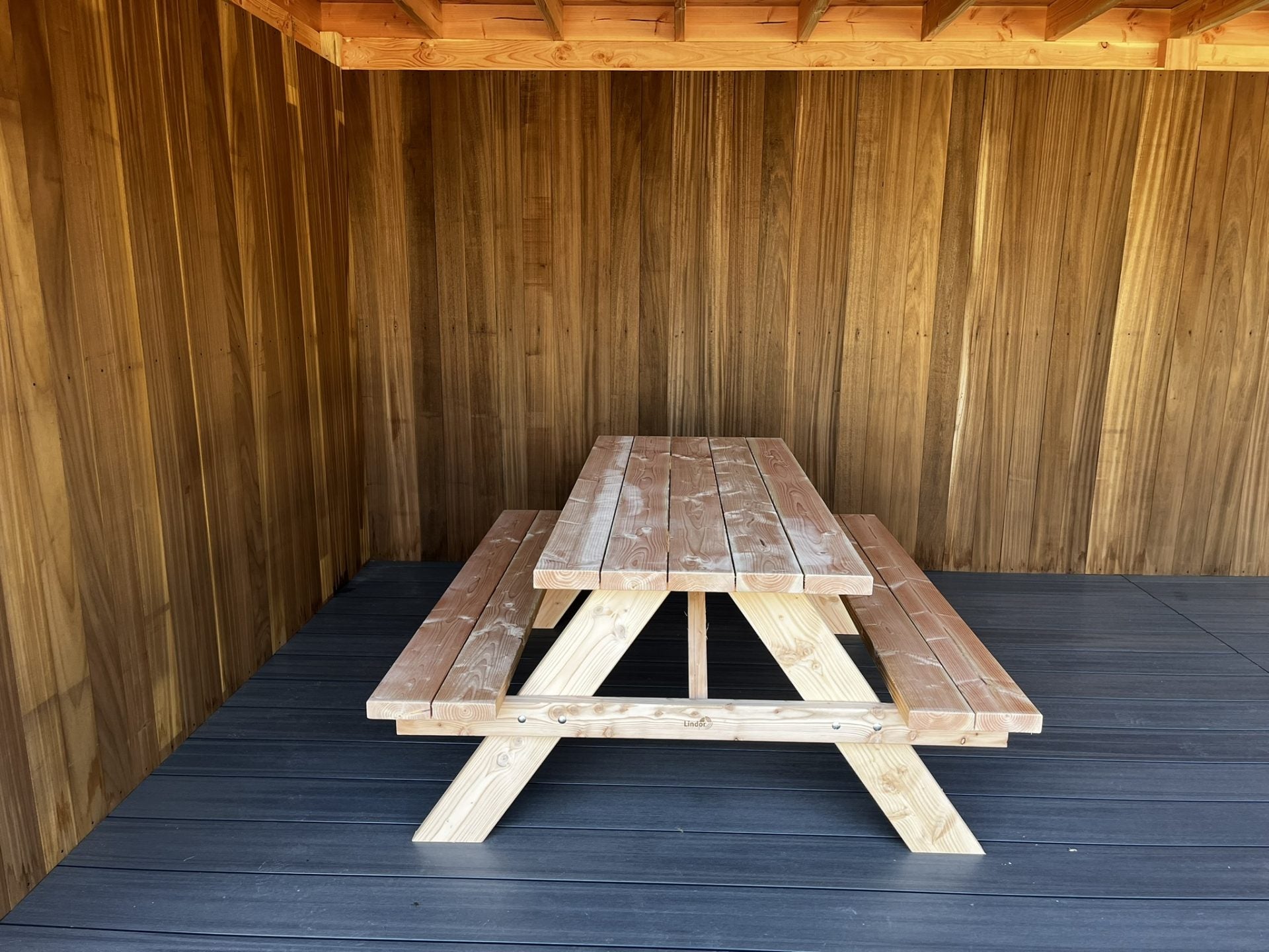 Picknicktafel Lindor van Douglashout onder een overkapping