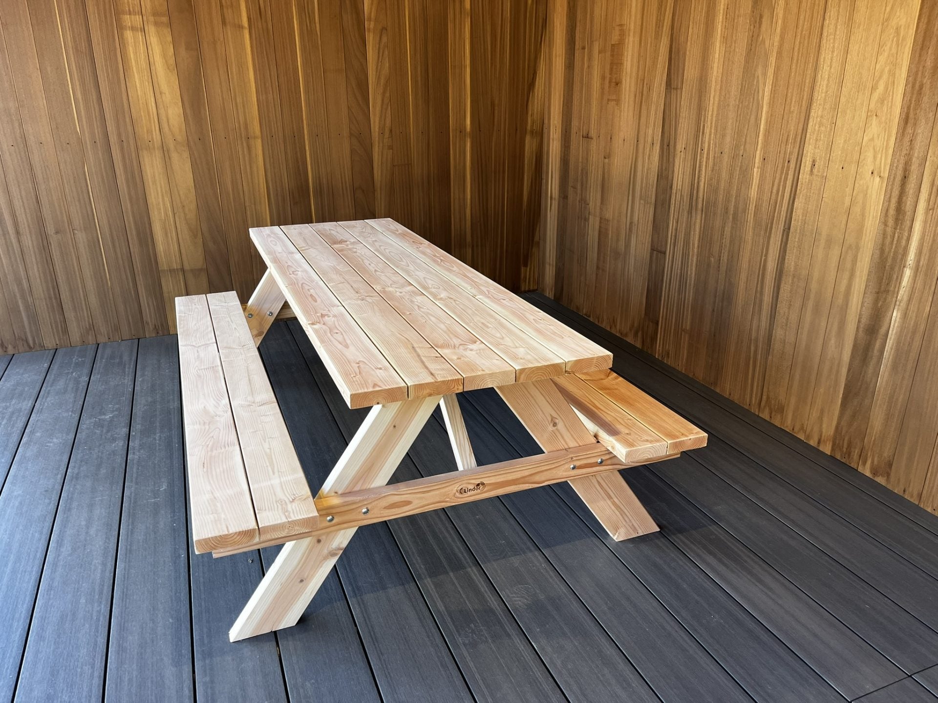 Picknicktafel Lindor van Douglashout onder een overkapping