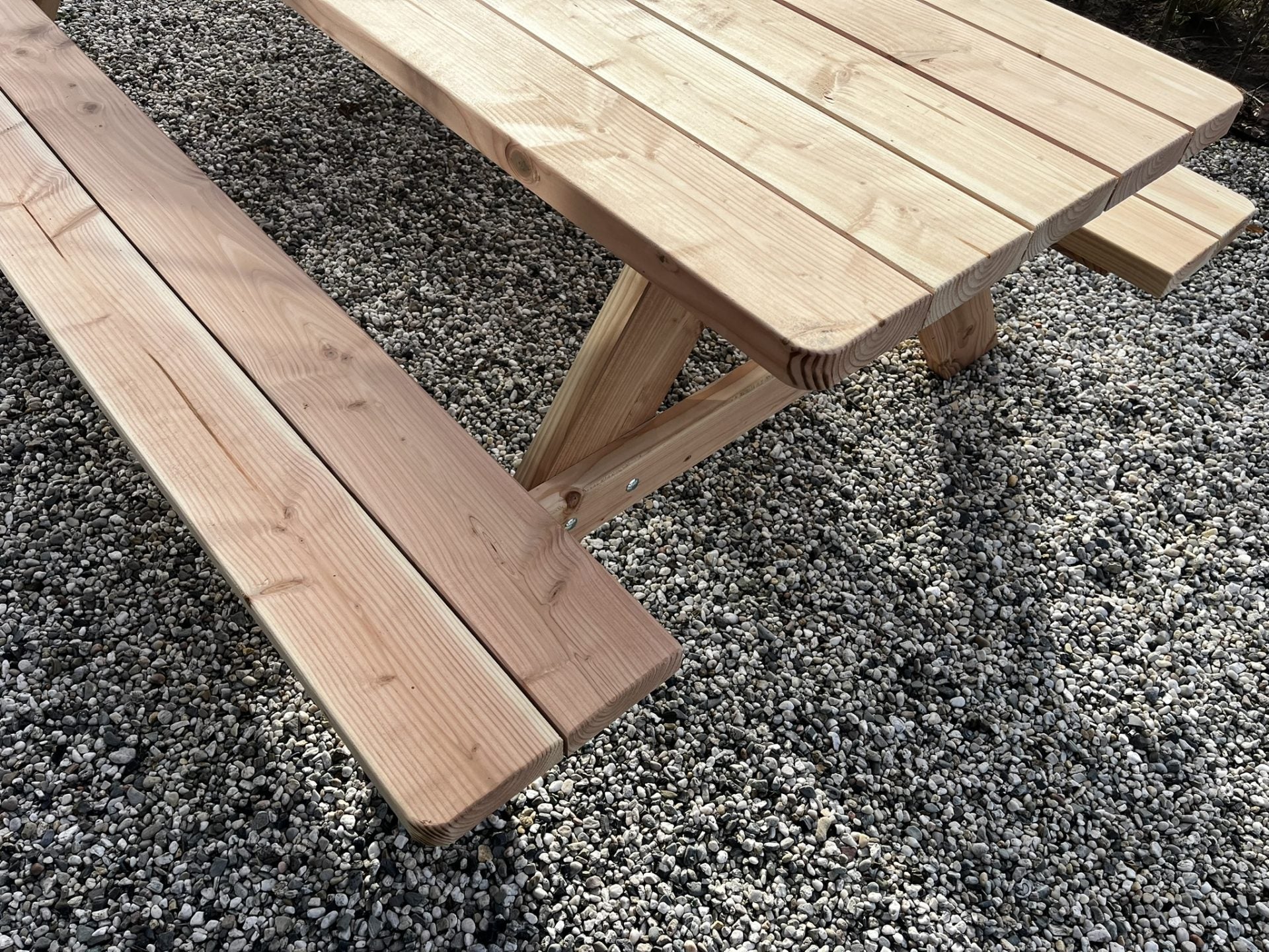 Picknicktafel Lindor van Douglashout, zijaanzicht in de tuin