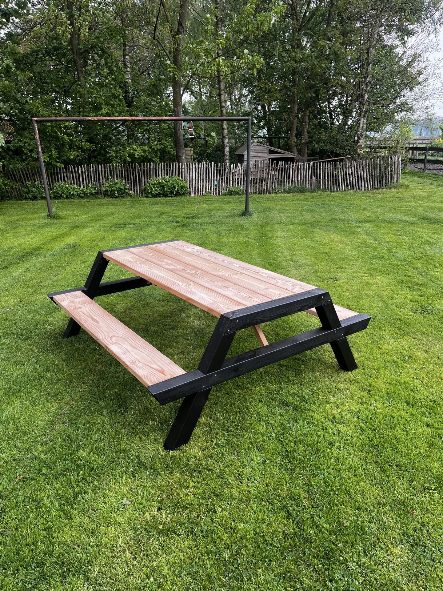Picknicktafel Noir van Douglashout in de tuin, schuin aanzicht