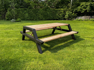 Picknicktafel Noir van Douglashout in de tuin, zijaanzicht