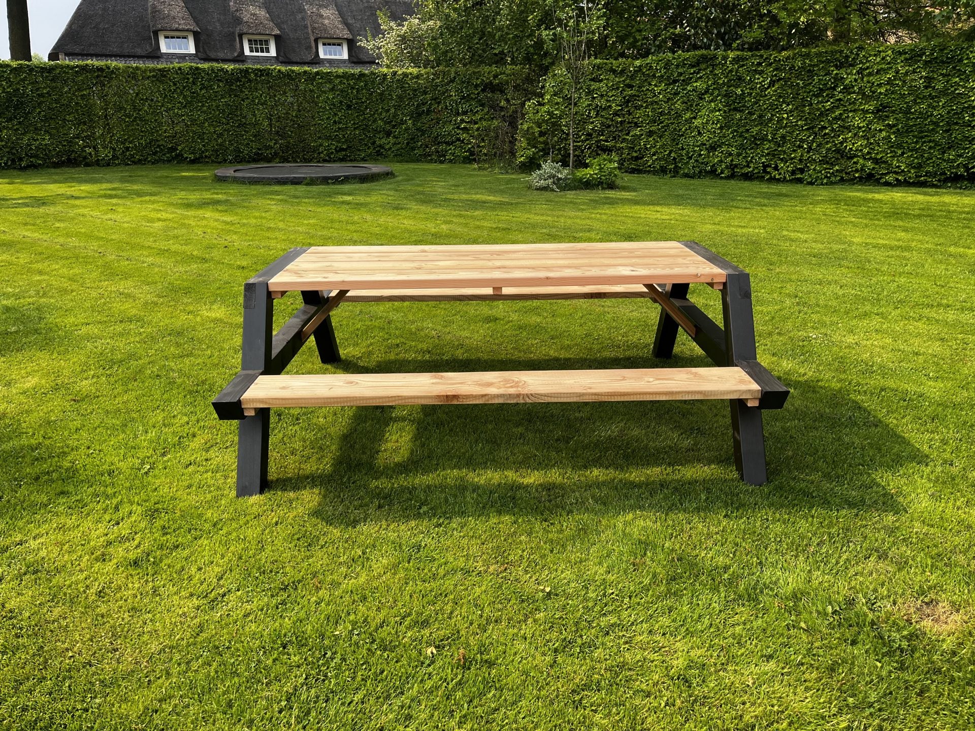 Picknicktafel Noir met zwarte poten op het gazon