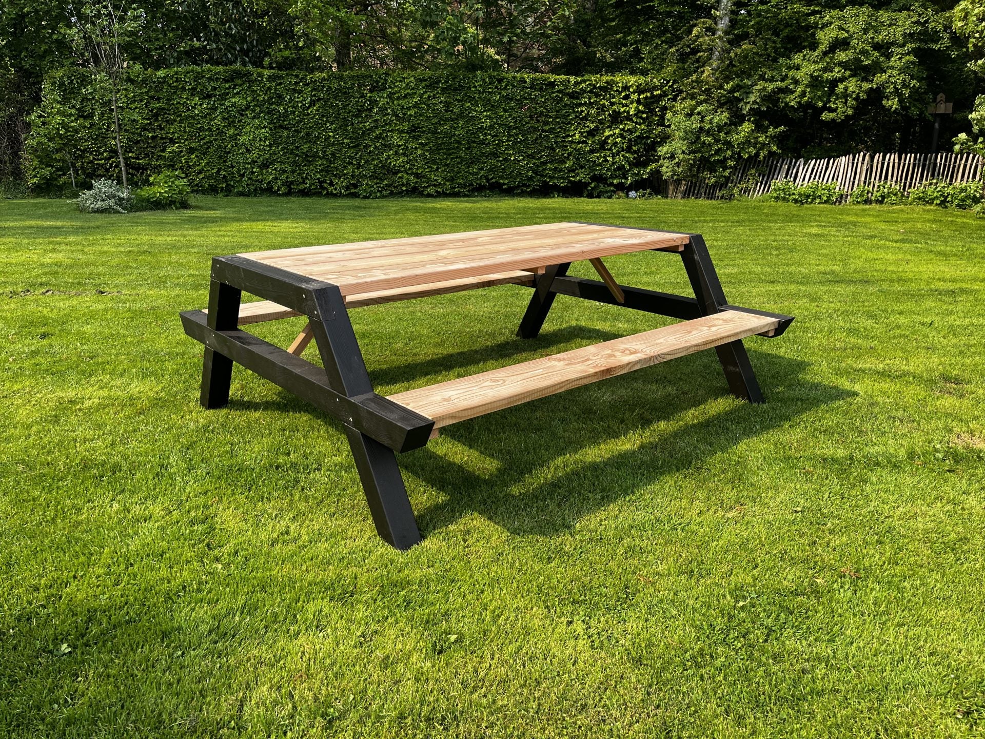 Picknicktafel Noir van Douglashout in de tuin
