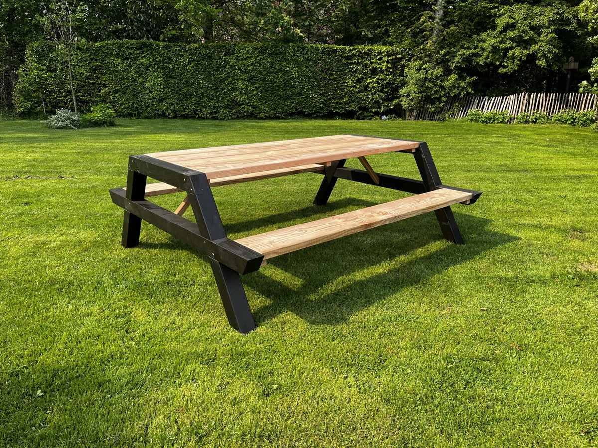 Picknicktafel Noir van Douglashout in de tuin
