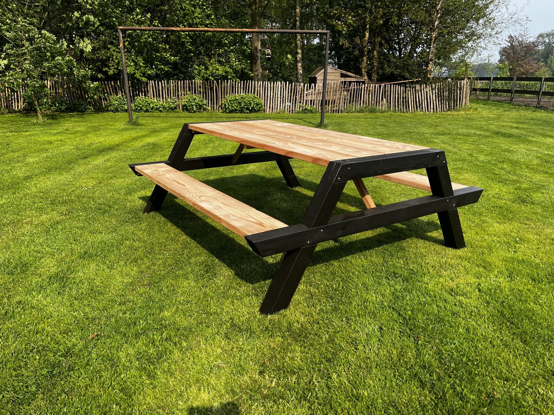 Picknicktafel Noir van Douglashout met zwart gelakte poten in de tuin