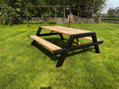 Picknicktafel Noir van Douglashout met zwart gelakte poten in de tuin