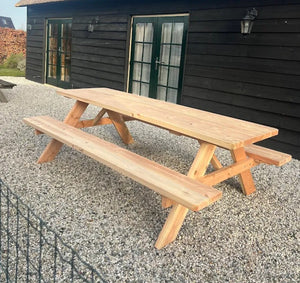 Picknicktafel Lindor van Douglashout in de tuin