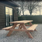 Picknicktafel Lindor van Douglashout in de tuin, avondsfeer