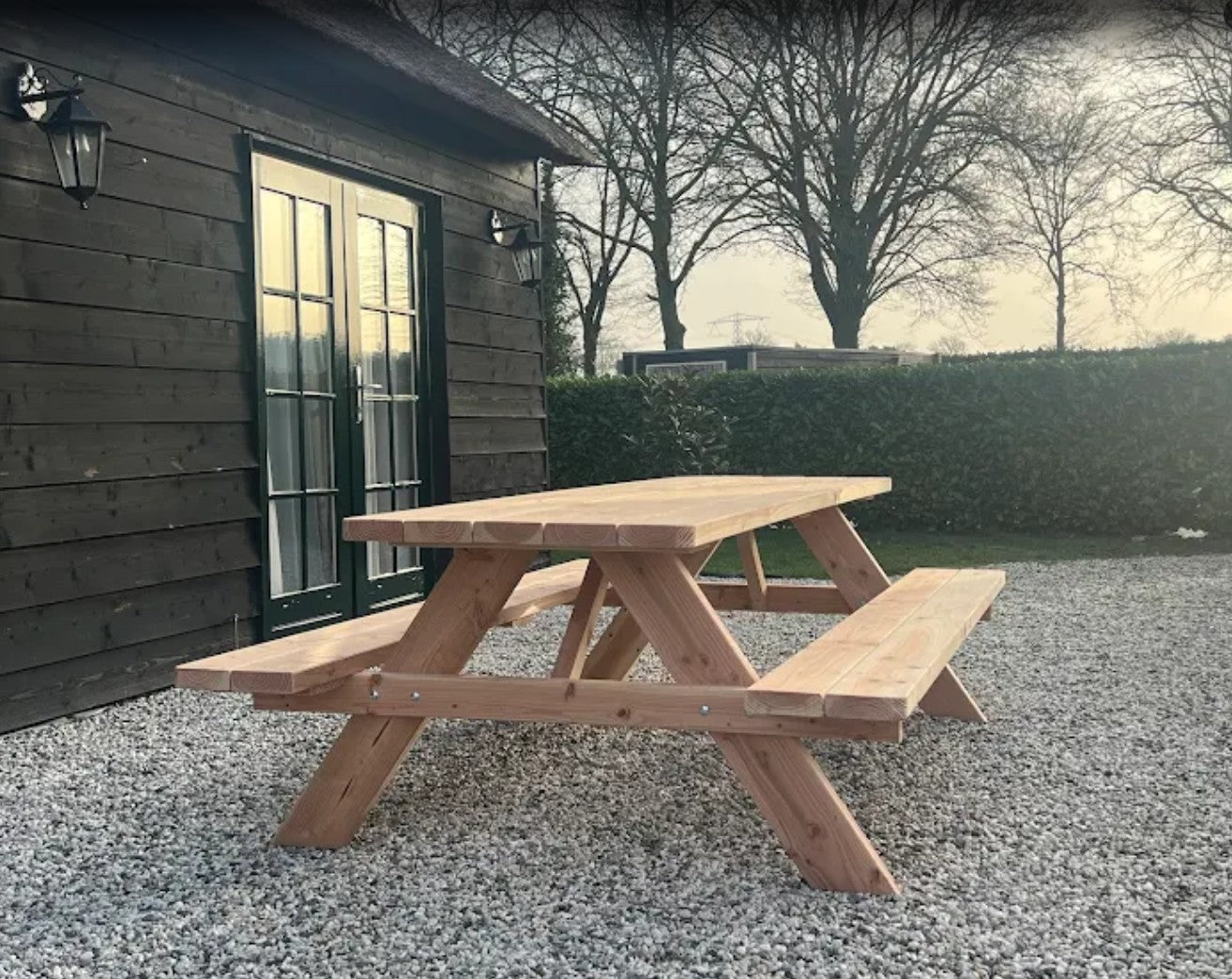Picknicktafel Lindor van Douglashout in de tuin, avondsfeer